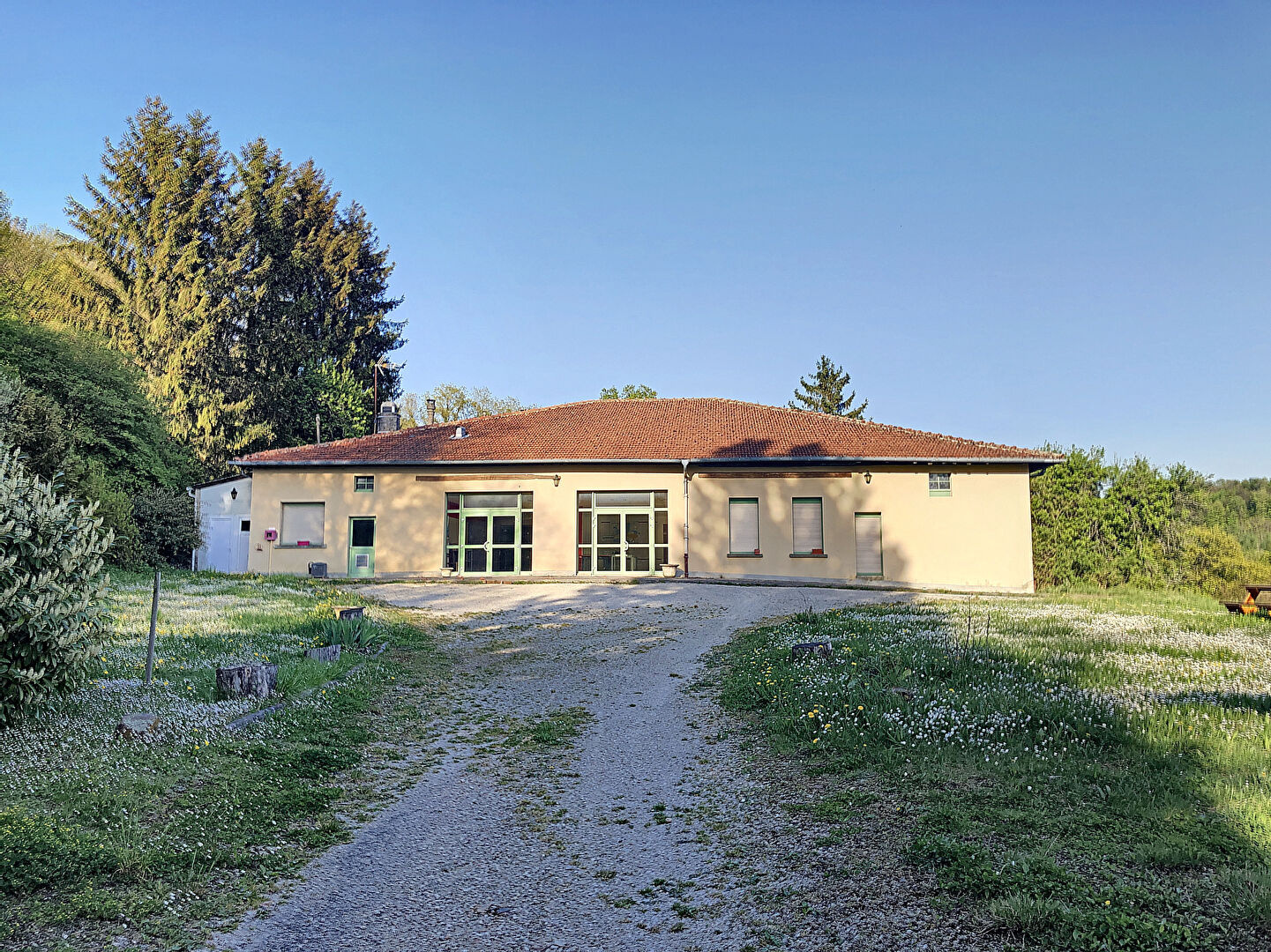 ENSEMBLE IMMOBILIER COMPOSÉ DE PLUSIEURS BATIMENTS ET PISCIN