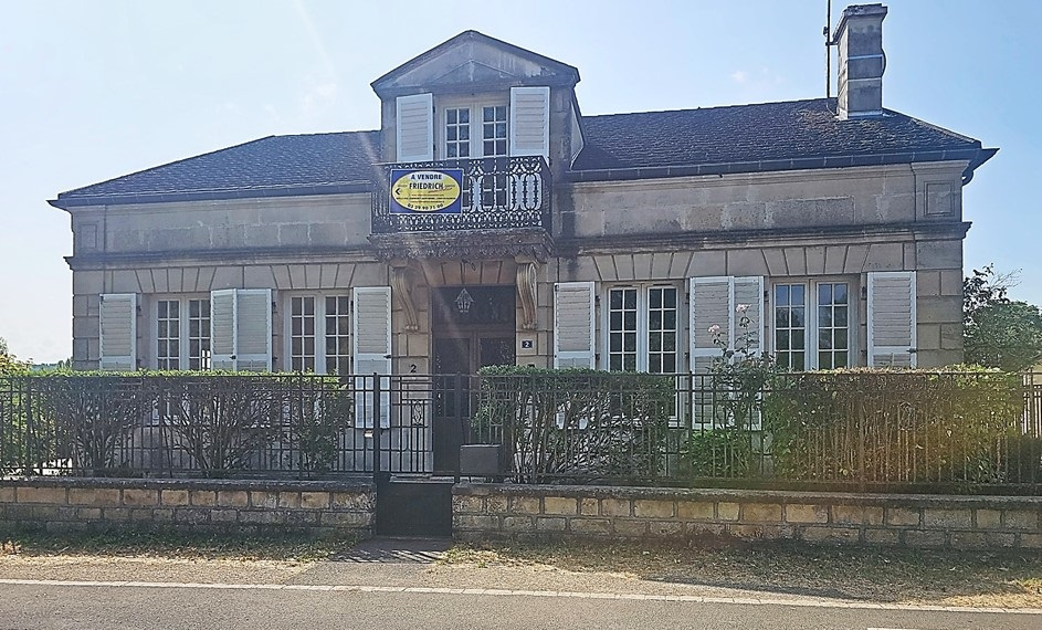 MAISON DE MAITRE - BEAU POTENTIEL DE RÉNOVATION