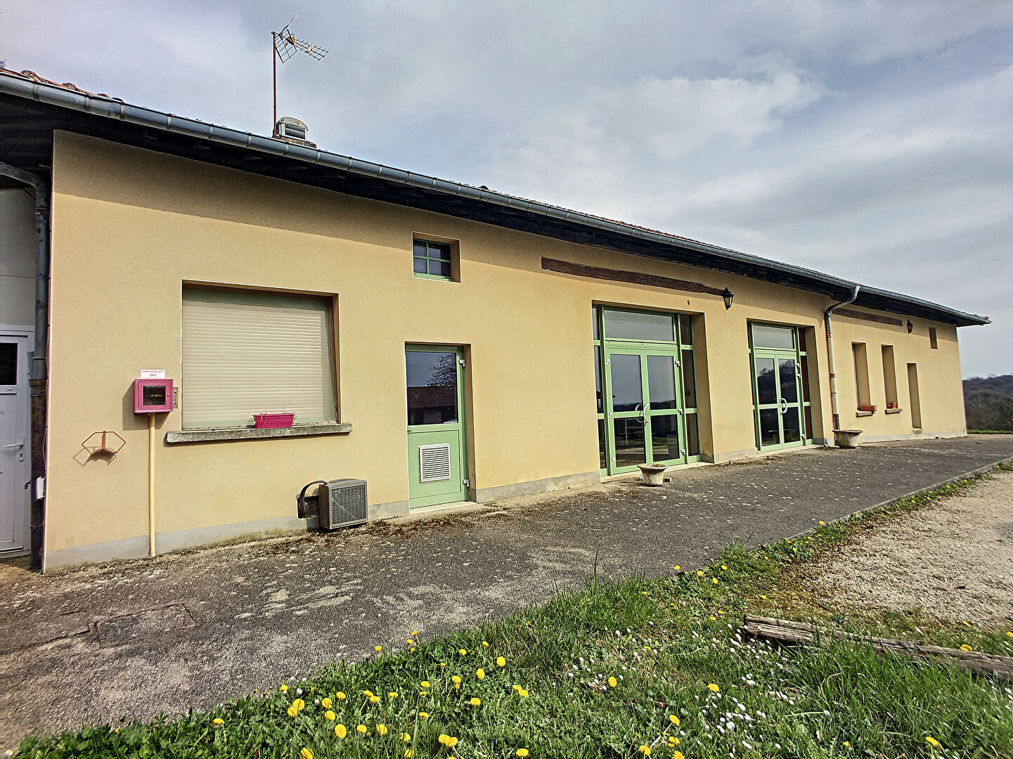 ENSEMBLE IMMOBILIER COMPOSÉ DE PLUSIEURS BATIMENTS