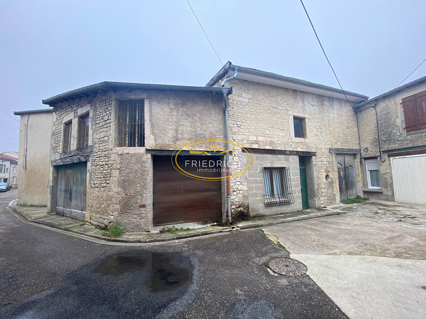 IMMEUBLE AVEC GARAGES